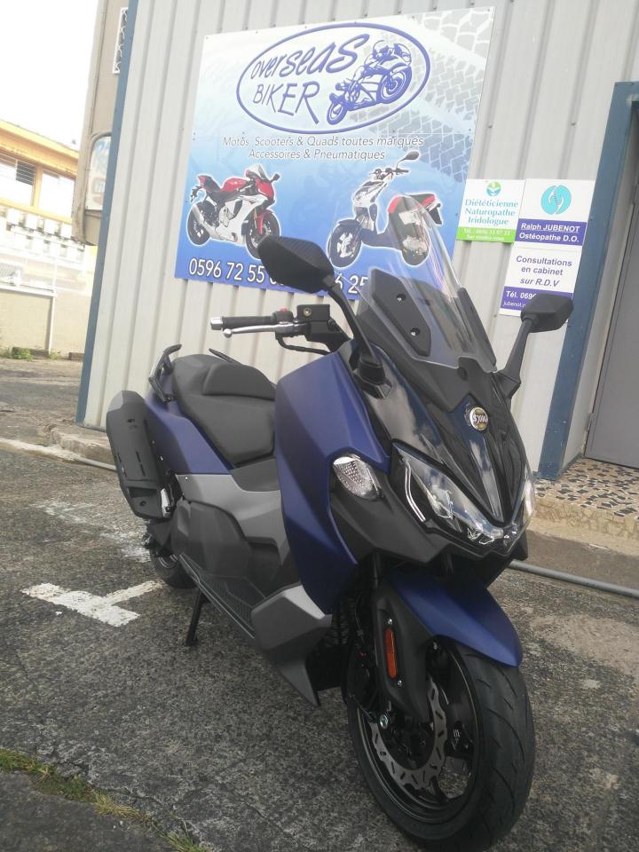 Nos scooters SYM bleu nuit de face Martinique