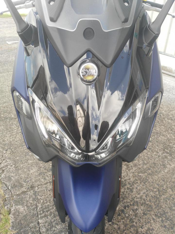 Nos scooters SYM bleu nuit de face Martinique