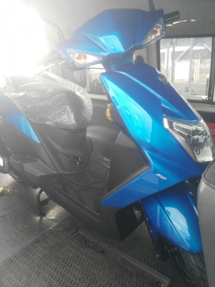 Nos scooters SYM bleu Martinique