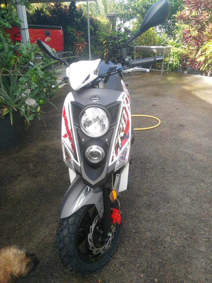 Nos scooters SYM blanc de face Martinique