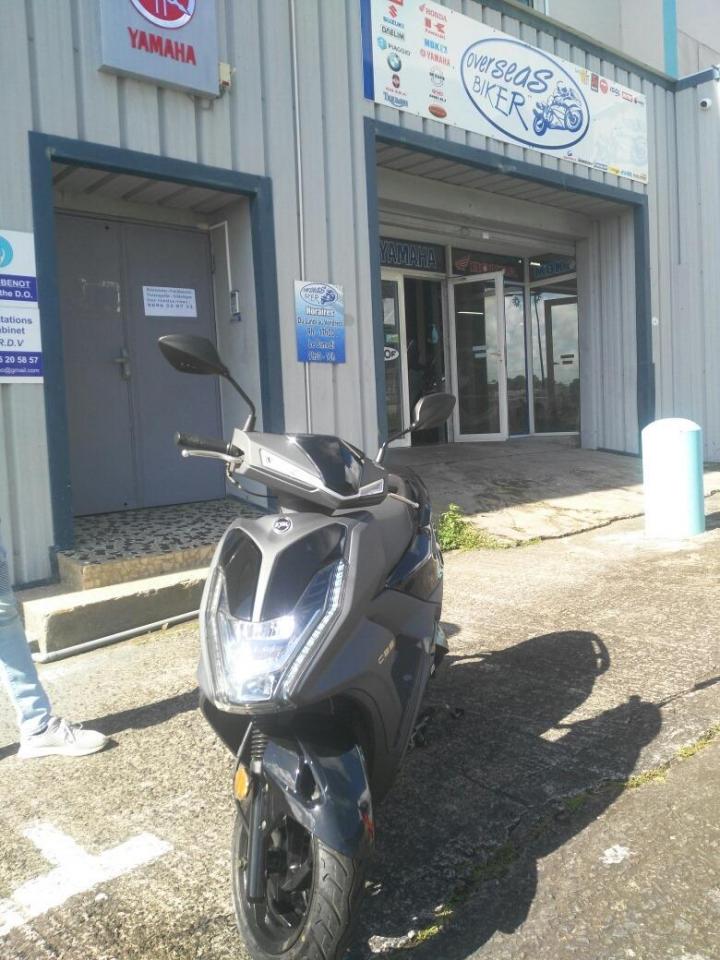 Nos scooters SYM gris de face Martinique