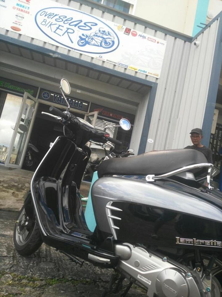 Nos scooters LAMBRETTA noir de profile Martinique