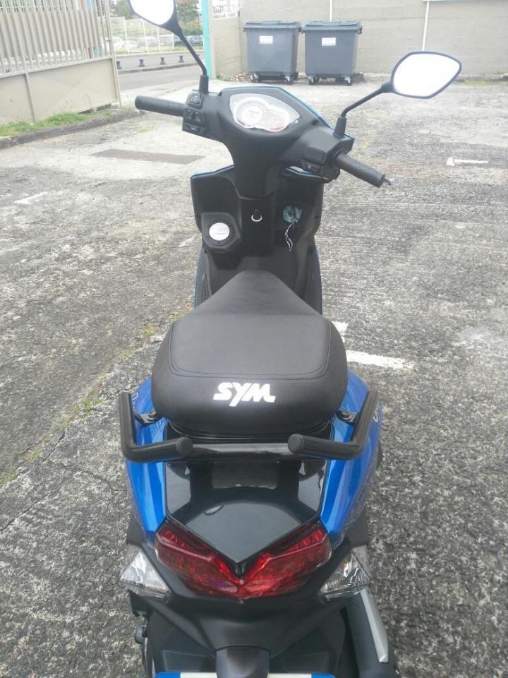 Nos scooters SYM bleu de derrière Martinique