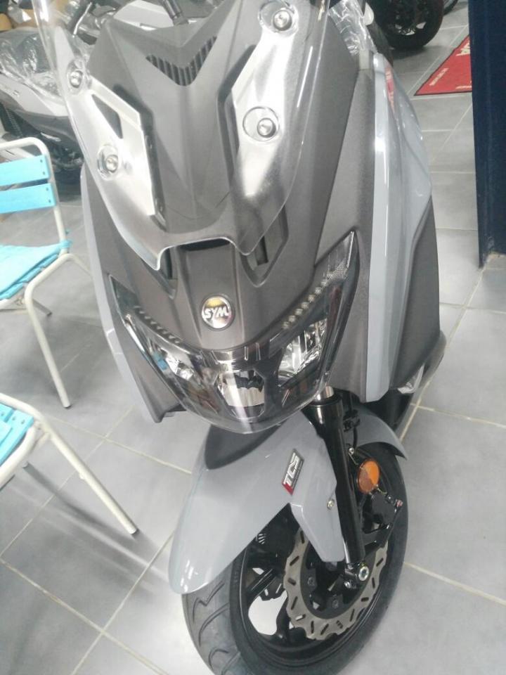 Nos scooters SYM gris de face Martinique