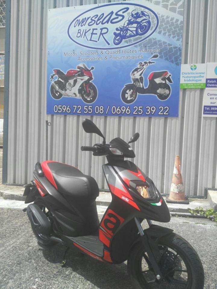 Nos scooters APRILIA rouge de profile Martinique