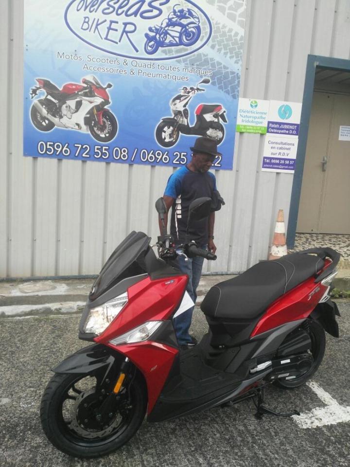 Nos scooters SG rouge Martinique