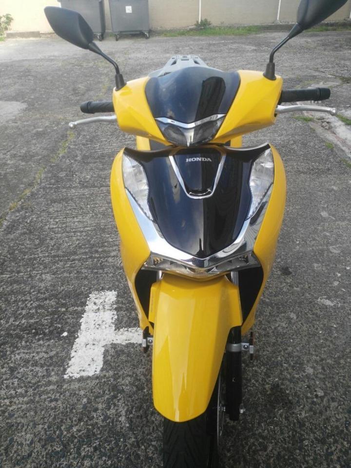 Nos scooters HONDA jaune Martinique