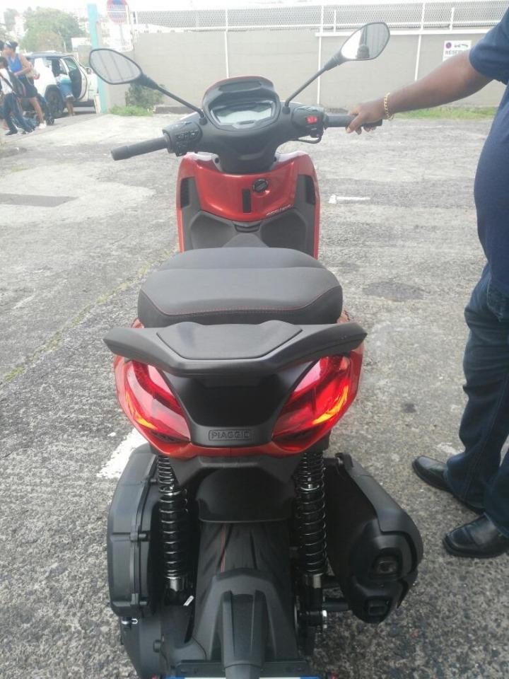 Nos scooters JET14 de derrière Martinique