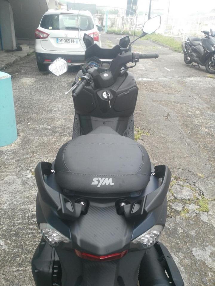 Nos scooters SYM noir de derrière Martinique